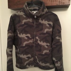 NWOT American Eagle Camo Cropped Sherpa zip up